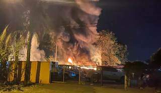 Inc&ecirc;ndio em oficina destruiu Hilux, Tiguan e deixou preju&iacute;zo de R$ 1 milh&atilde;o