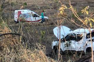 Carro ficou destruído após capotar em barranco em Cassilândia. (Foto: Reprodução/Cassilândia Notícias)