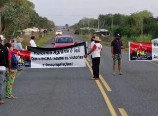 Sem-terra bloqueiam macroanel em protesto pela retomada da reforma agrária Sem-terra bloqueiam macroanel em protesto pela retomada da reforma agrária
