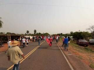 Sem-terra bloqueiam macroanel em protesto pela retomada da reforma agr&aacute;ria