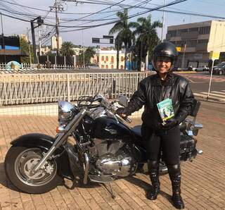 A campo-grandense Selma Barros, motociclista desde a adolescência, já é experiente em pegar estradas em cima de uma moto (Foto: Arquivo pessoal)