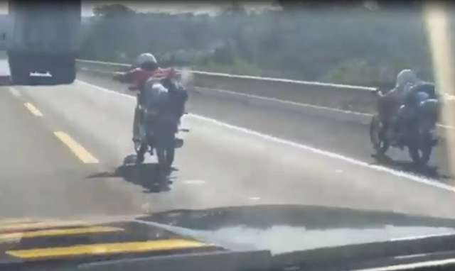 Trio ignora a PRF, faz manobra conhecida como superman e um vai preso 