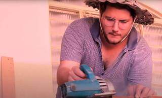 Pedro cortando a madeira para fabricação dos móveis (Foto: Reprodução/Youtube)