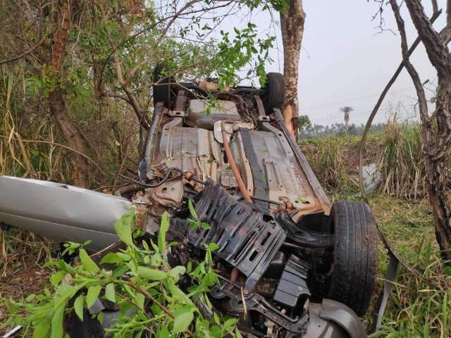 Motorista fica preso &agrave;s ferragens ap&oacute;s capotar carro na MS-450