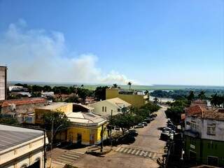 Da área urbana é possível ver fumaça no Pantanal (Foto: Reprodução/Diário Corumbaense)