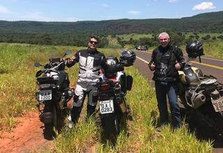 Firmo Henrique Alves, à esquerda, garante que viajar de moto não é melhor nem pior, mas é diferente (Foto: Arquivo pessoal)