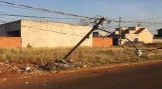 B&ecirc;bada e sem CNH, mulher &eacute; presa ap&oacute;s bater caminh&atilde;o em poste de energia