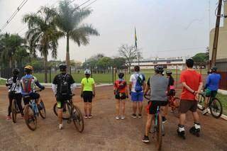 Sem desfile, ciclistas cantam hino da Independência em frente a quartel Sem desfile, ciclistas cantam hino da Independência em frente a quartel