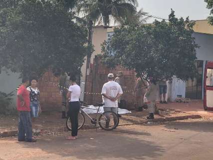 Mulher tentou defesa com braço, mas levou 5 facadas e morreu