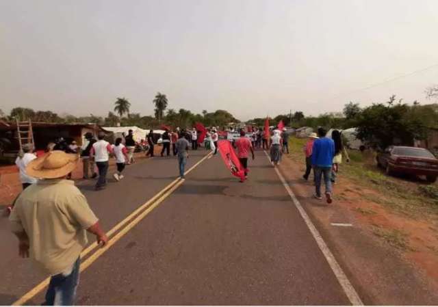 Sem-terra bloqueiam macroanel em protesto pela retomada da reforma agr&aacute;ria