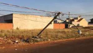 B&ecirc;bada e sem CNH, mulher &eacute; presa ap&oacute;s bater caminh&atilde;o em poste de energia