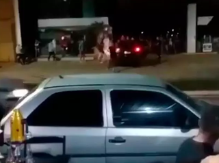 Vídeo gravado por testemunhas mostra confusão no posto de combustíveis que acabou  em morte  (Foto: divulgação/Nova News) 