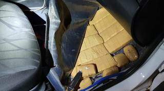Abordado na BR-463, homem &eacute; preso com maconha e coca&iacute;na no assoalho de carro