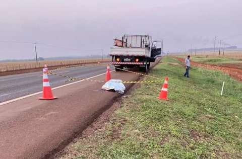 Homem cai de caminh&atilde;o e morre &agrave;s margens da BR-163