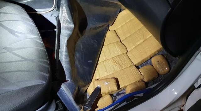 Abordado na BR-463, homem &eacute; preso com maconha e coca&iacute;na no assoalho de carro