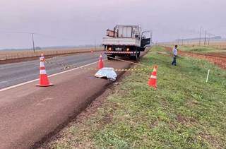 Homem cai de caminhão e morre às margens da BR-163 Homem cai de caminhão e morre às margens da BR-163