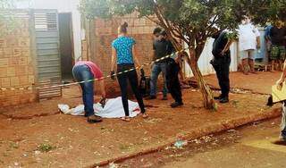 Policiais no local onde Laura caiu morta após se esfaqueada cinco vezes (Foto: Cido Costa/Dourados Agora)