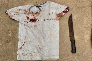 Camiseta e facão usado por autor do crime (Foto: Polícia Civil/Divulgação)