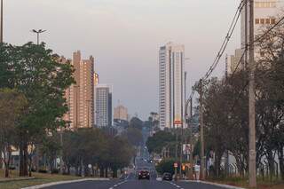 Amanhecer com tempo nublado visto dos altos da Avenida Afonso Pena, em Campo Grande (Foto: Henrique Kawaminami)