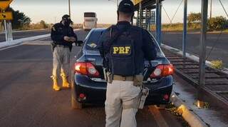 Policiais rodoviários federais durante abordagem realizada rodovia de MS, na Operação Independência (Foto: Divulgação/PRF)