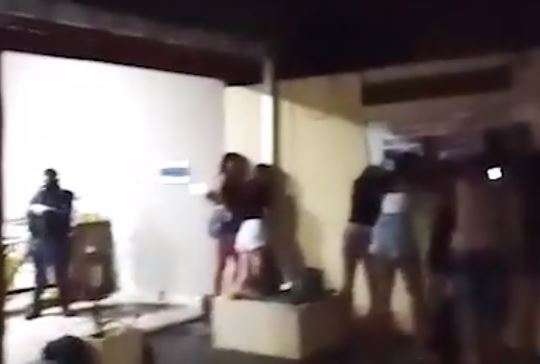 V&iacute;deos mostram convite e depois o resultado de festinha com piscina liberada