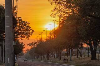 Terça-feira amanheceu quente em Campo Grande, com mínima de 18 °C; máxima chegou a 36 °C, com sensação térmica de 44 °C (Foto: Henrique Kawaminami)