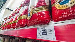 Maioria dos supermercados vende pacote de 5 kg por mais de R$ 20 (Foto: Henrique Kawaminami) 