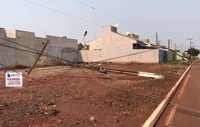Em local proibido, caminh&atilde;o derruba postes e deixa bairro sem energia