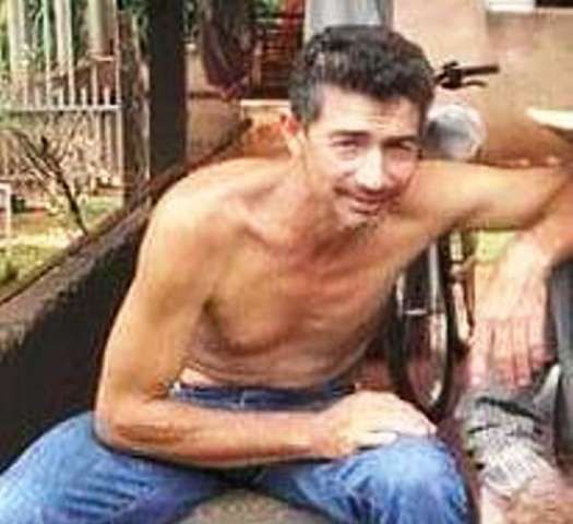 Homem que matou a ex-mulher com cinco facadas continua foragido
