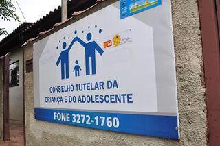 Aos 13 anos, garota den&uacute;ncia irm&atilde;o e marido da av&oacute; por estupro