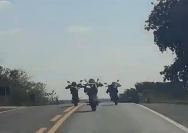 Outro motociclista que fazia manobra perigosa &eacute; preso por amea&ccedil;ar testemunha