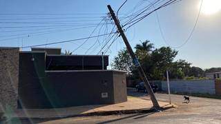 Caminh&atilde;o atinge postes e rede el&eacute;trica despenca sobre casas 