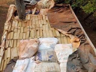 Pol&iacute;cia prende quatro homens com 5,6 toneladas de maconha na fronteira