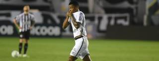 Jogador Arthur Gomes comemorando após abrir o placar na partida. (Foto: Ivan Storti/Santos FC)