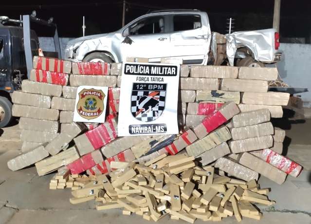 Quase duas toneladas de maconha s&atilde;o apreendidas ap&oacute;s camionete colidir com poste