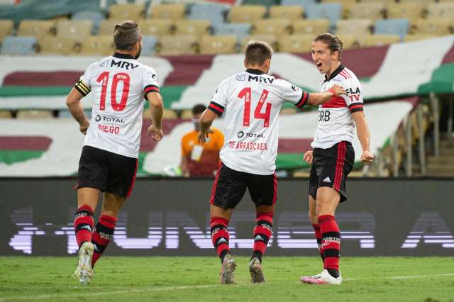 Flamengo vence o Fluminense por 2 a 1 e chega a vice-lideran&ccedil;a do Brasileir&atilde;o