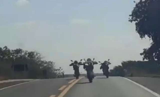 Terceiro motociclista que fazia manobra perigosa se entrega &agrave; pol&iacute;cia