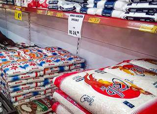 Pacotes de arrozde 5Kg são vendidos por mais de R$ 24. (Foto: Henrique Kawaminami)