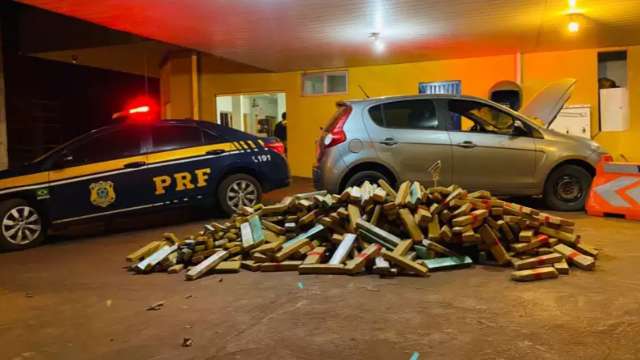 Carro furtado h&aacute; 3 anos &eacute; recuperado na fronteira com meia tonelada de maconha