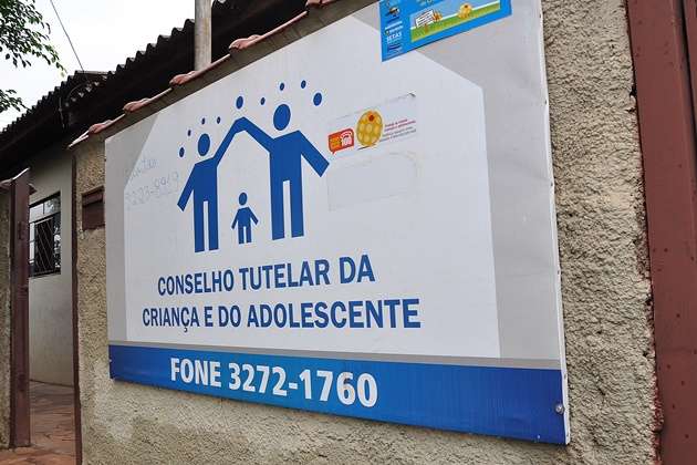 Aos 13 anos, garota den&uacute;ncia irm&atilde;o e marido da av&oacute; por estupro