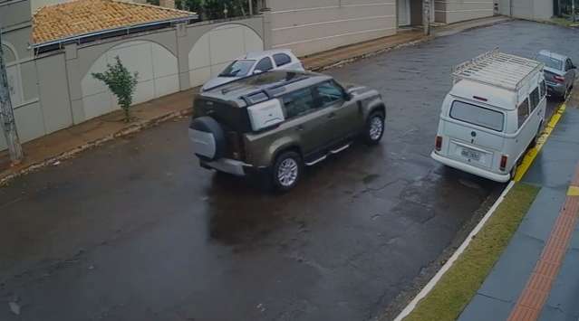 Imagens mostram ladr&otilde;es entrando e saindo com Land Rover de meio milh&atilde;o