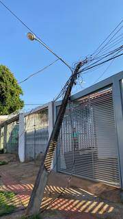 Caminh&atilde;o atinge postes e rede el&eacute;trica despenca sobre casas 