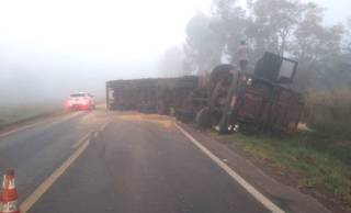 Motorista perde controle de dire&ccedil;&atilde;o e tomba carreta na BR-376