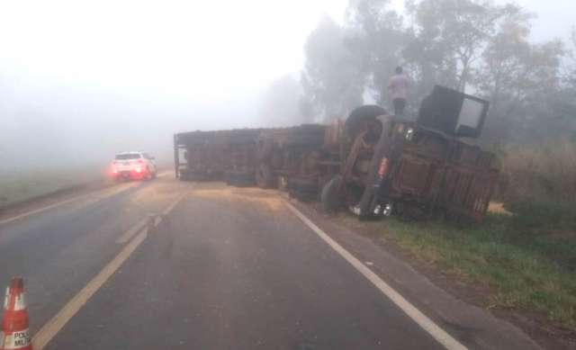 Motorista perde controle de dire&ccedil;&atilde;o e tomba carreta na BR-376