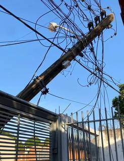 Caminh&atilde;o atinge postes e rede el&eacute;trica despenca sobre casas 