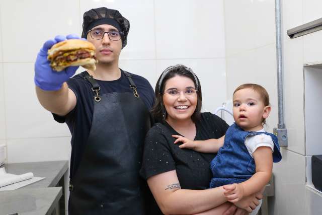 A 2 quadras do McDonald's, família cria hamburgueria para sair da crise