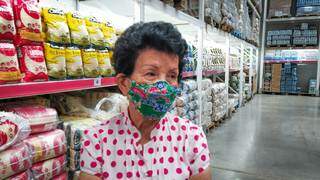 Assim como Josinete Ernesto Cândia, de 68 anos, consumidor levou susto com o preço do arroz na hora de fazer a compra do mês (Foto: Henrique Kawaminami)