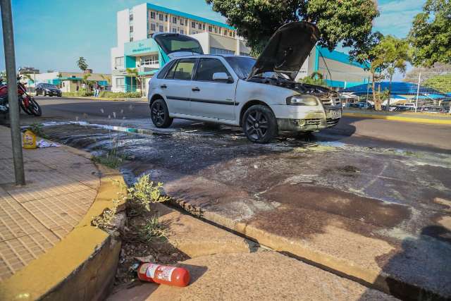 Carro pega fogo e assusta motorista em frente a Santa Casa