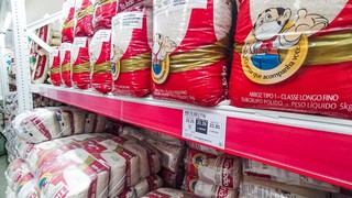 Pacote de 5 kg do arroz passa dos R$ 23 em mercado de Campo Grande (Foto: Henrique Kawaminami)