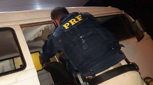 Kombi &eacute; apreendida com R$ 200 mil em maconha escondidos no teto